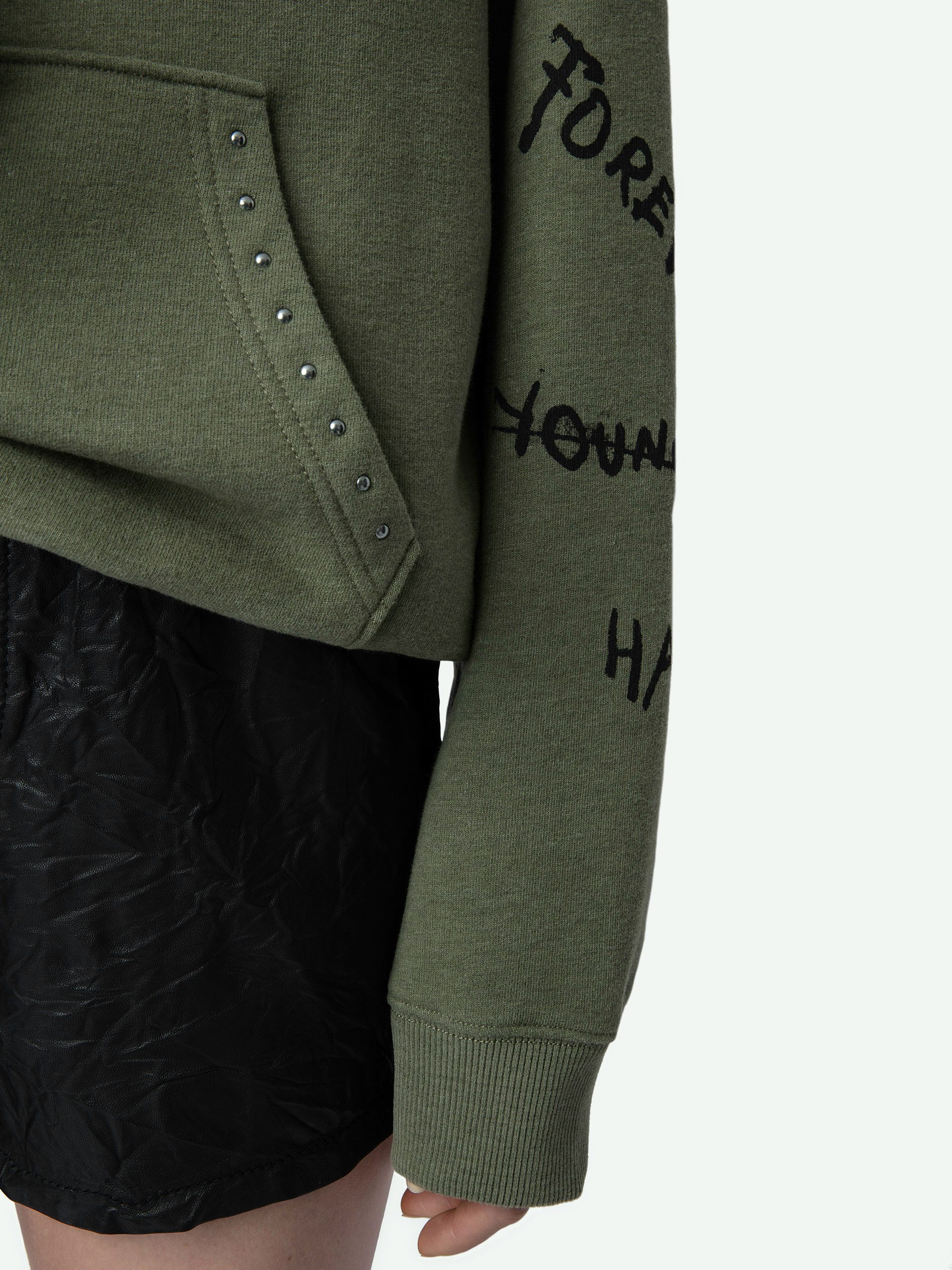 Sudadera Georgy - Sudadera de felpa de color caqui con capucha y bolsillo decorado con tachuelas, estampado de alas en la parte delantera e insignias.